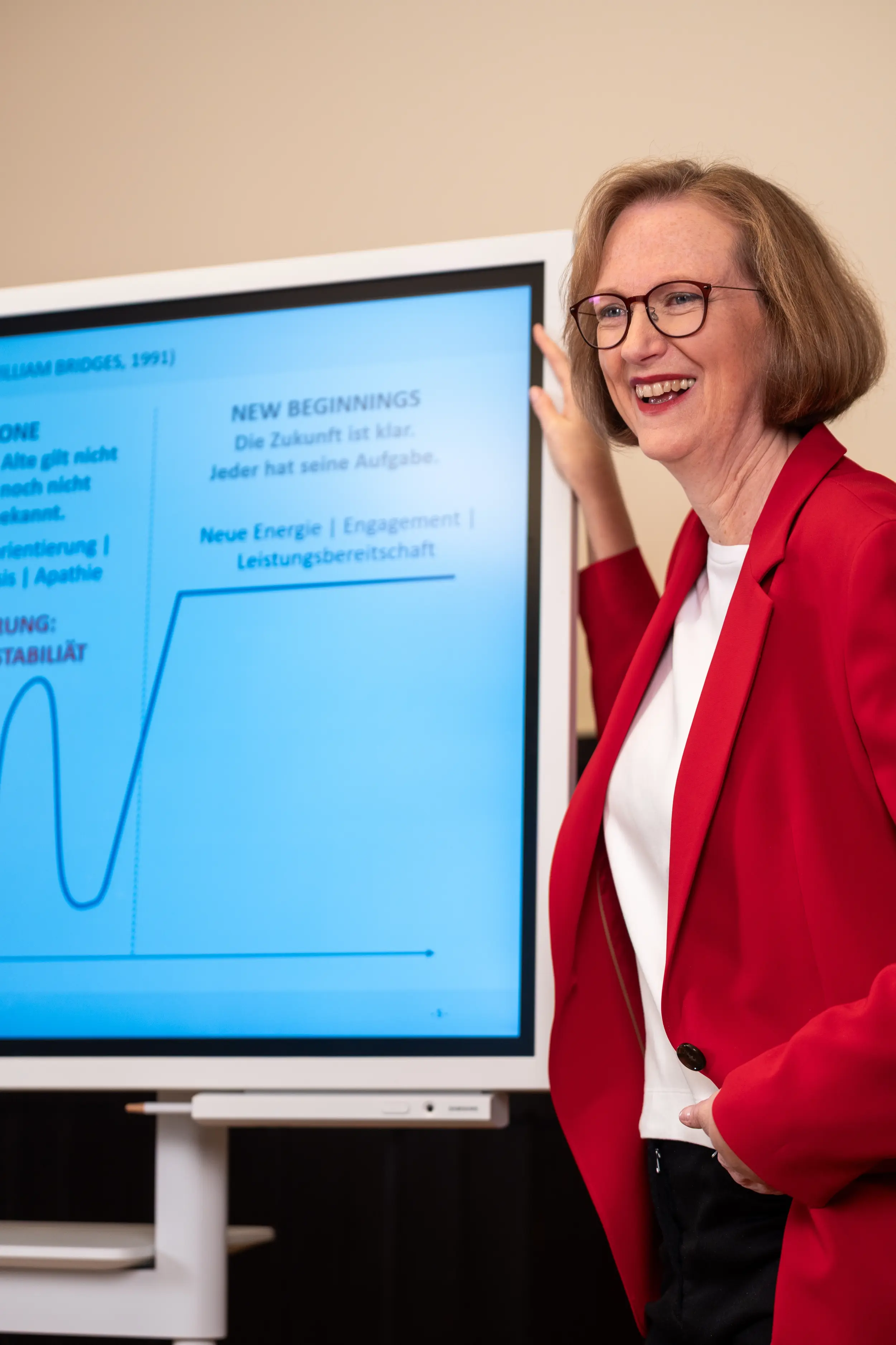 OMC Beraterin erklärt Change-Management-Kurve nach Bridges beim Workshop in Berlin