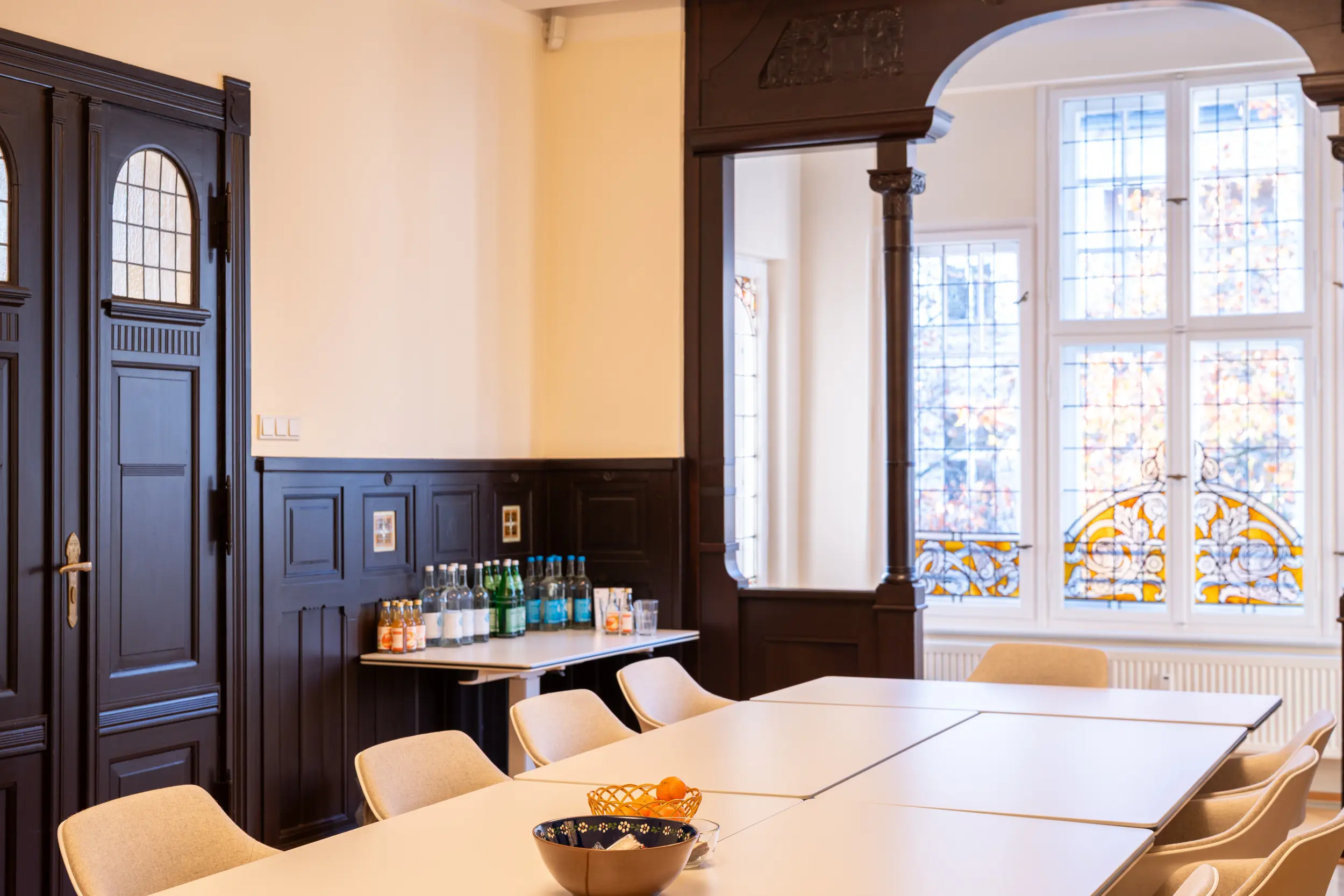 Historischer OMC Berlin Seminarraum mit einzigartigen Bleiglasfenstern und elegantem Interieur