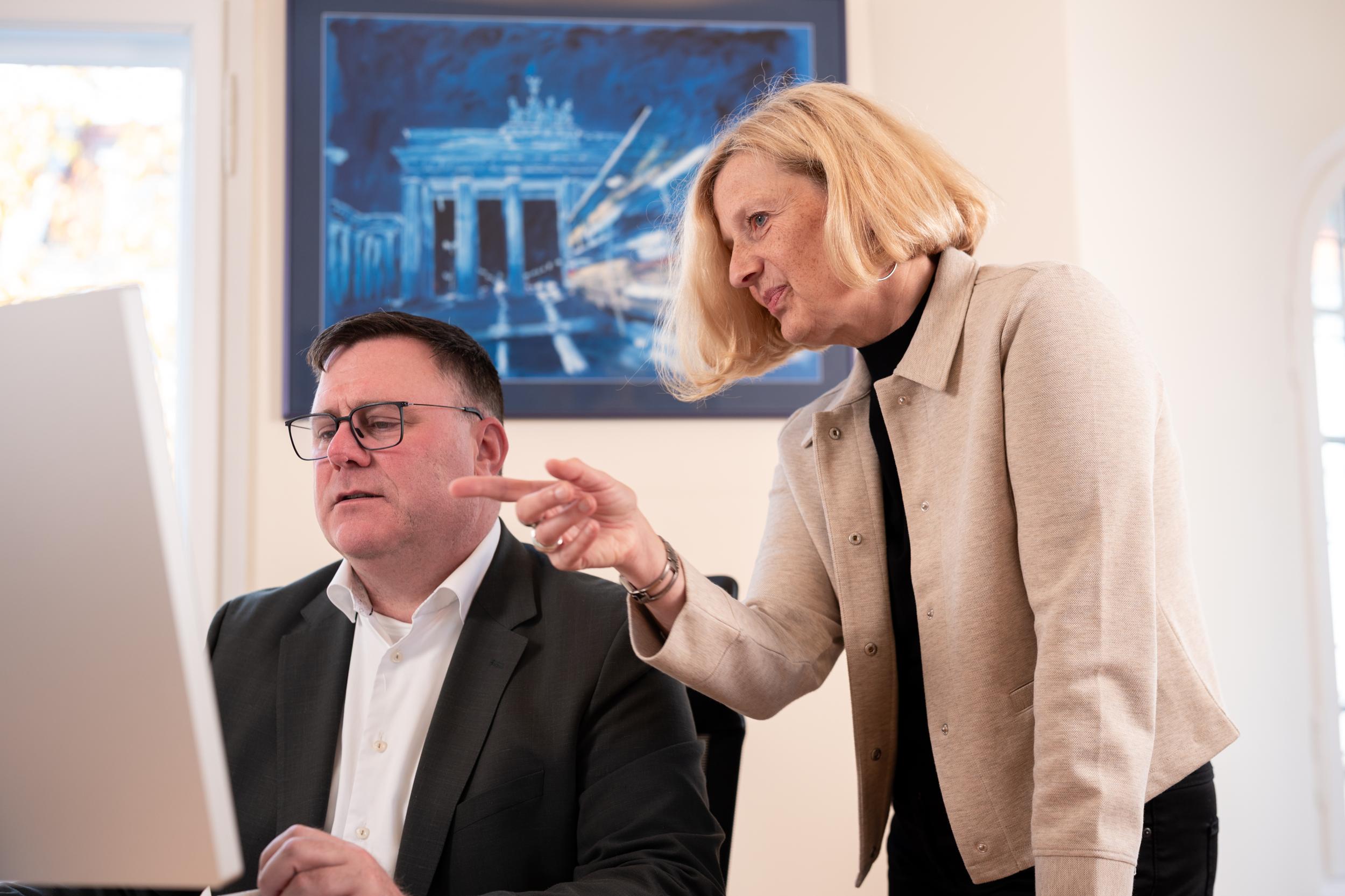 Wolfgang Hennen und Claudia A. Cordt, Geschäftsführer OMC Berlin, im gemeinsamen Beratungsgespräch